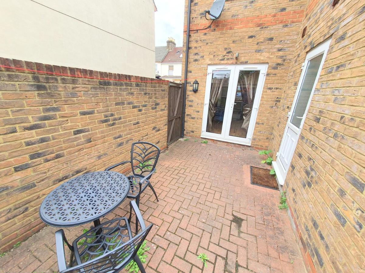 Friars Walk With 2 Bedrooms, 2 Bathrooms, Fast Wi-fi And Private Parking Holiday home
