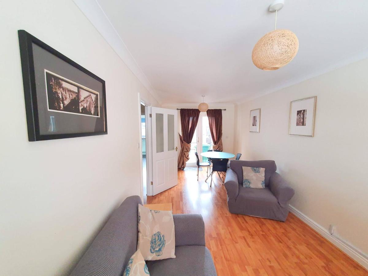 Friars Walk With 2 Bedrooms, 2 Bathrooms, Fast Wi-fi And Private Parking Holiday home