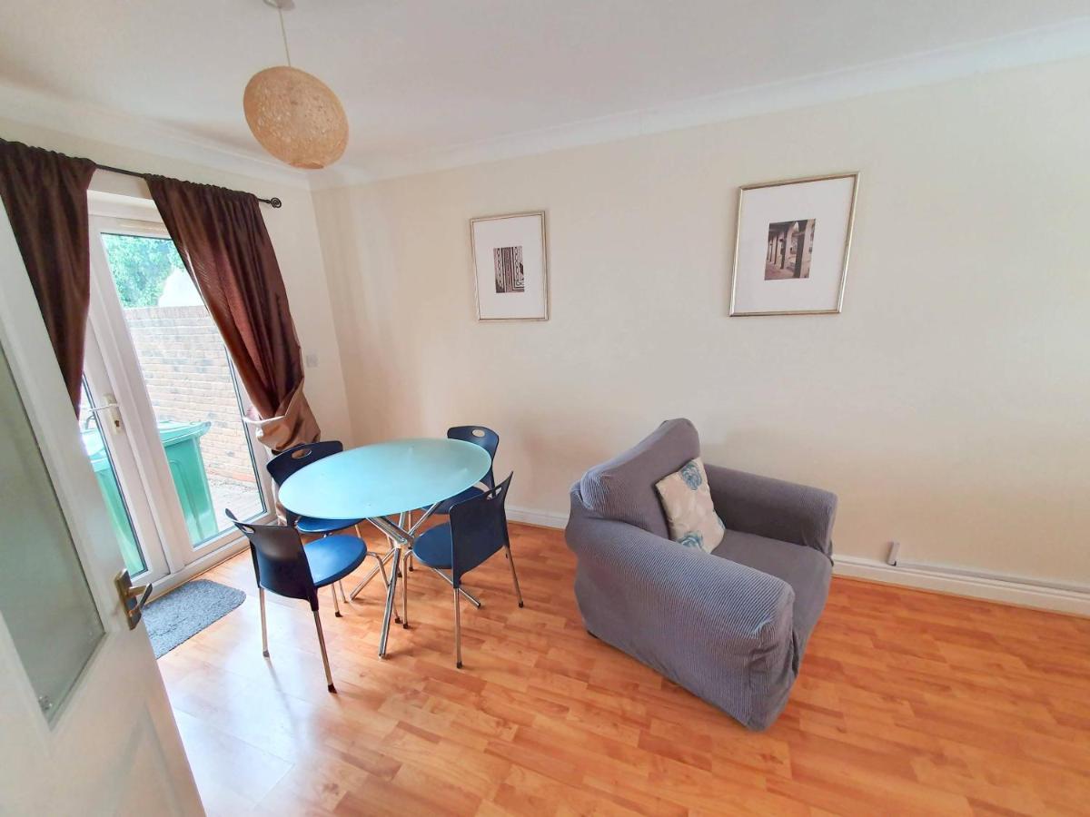 Friars Walk With 2 Bedrooms, 2 Bathrooms, Fast Wi-fi And Private Parking Holiday home