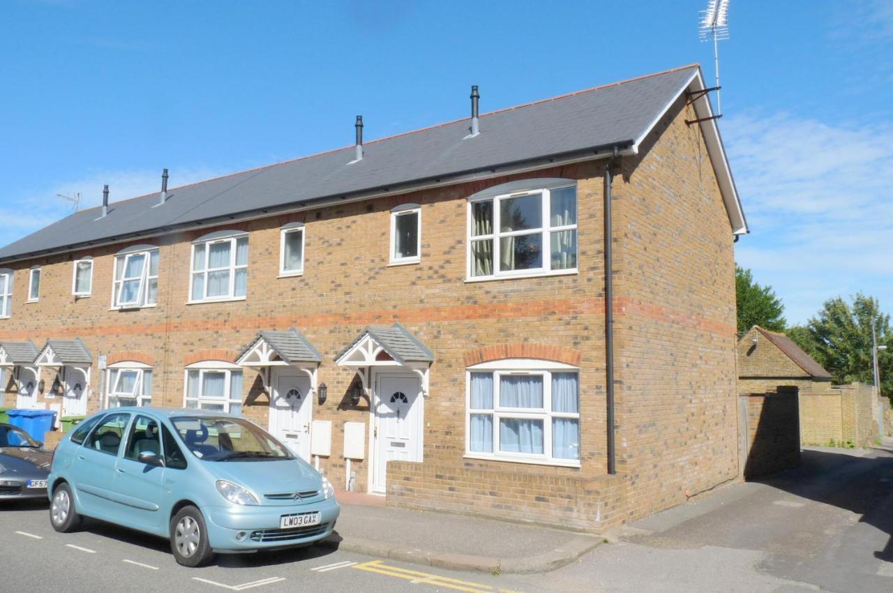 Friars Walk With 2 Bedrooms, 2 Bathrooms, Fast Wi-fi And Private Parking Sittingbourne