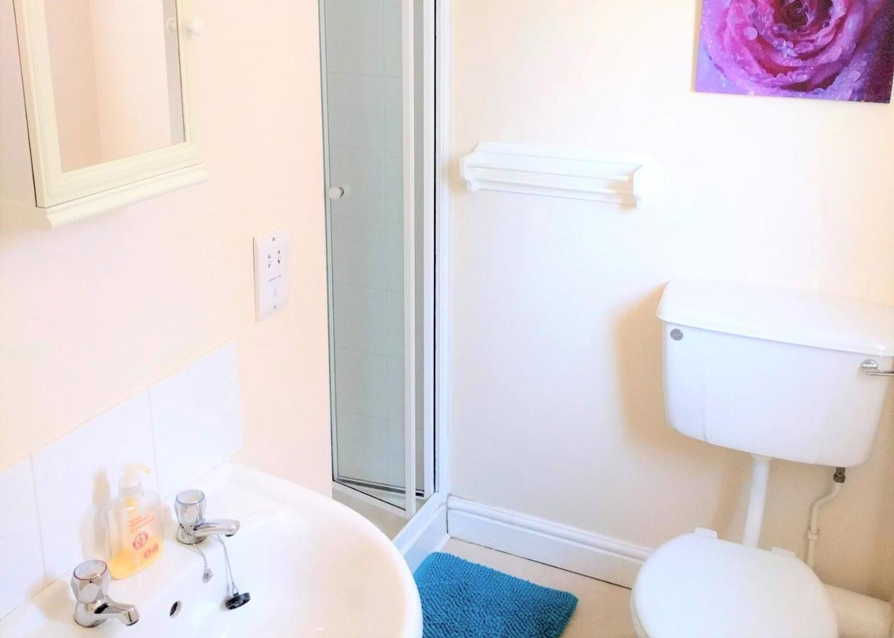 Friars Walk With 2 Bedrooms, 2 Bathrooms, Fast Wi-fi And Private Parking Holiday home Sittingbourne