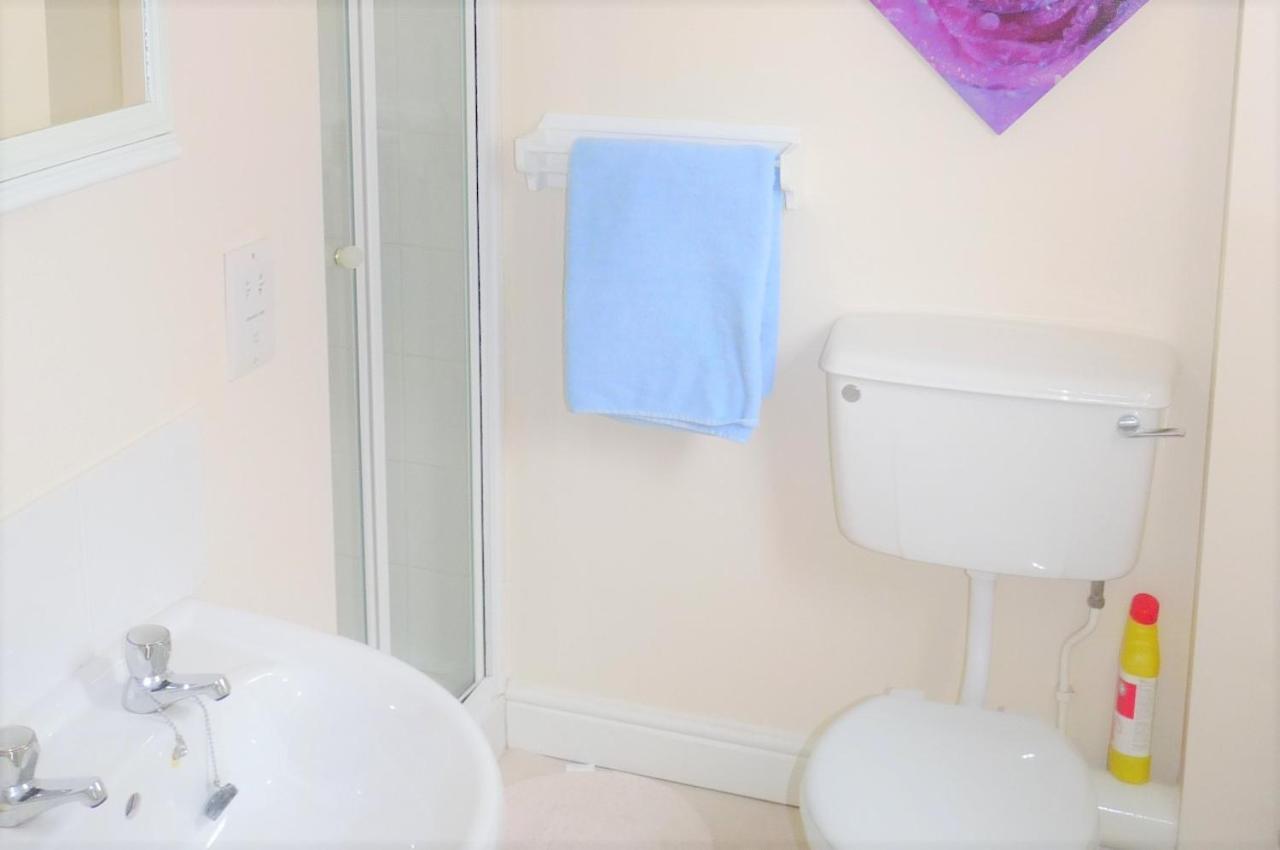 Friars Walk With 2 Bedrooms, 2 Bathrooms, Fast Wi-fi And Private Parking *