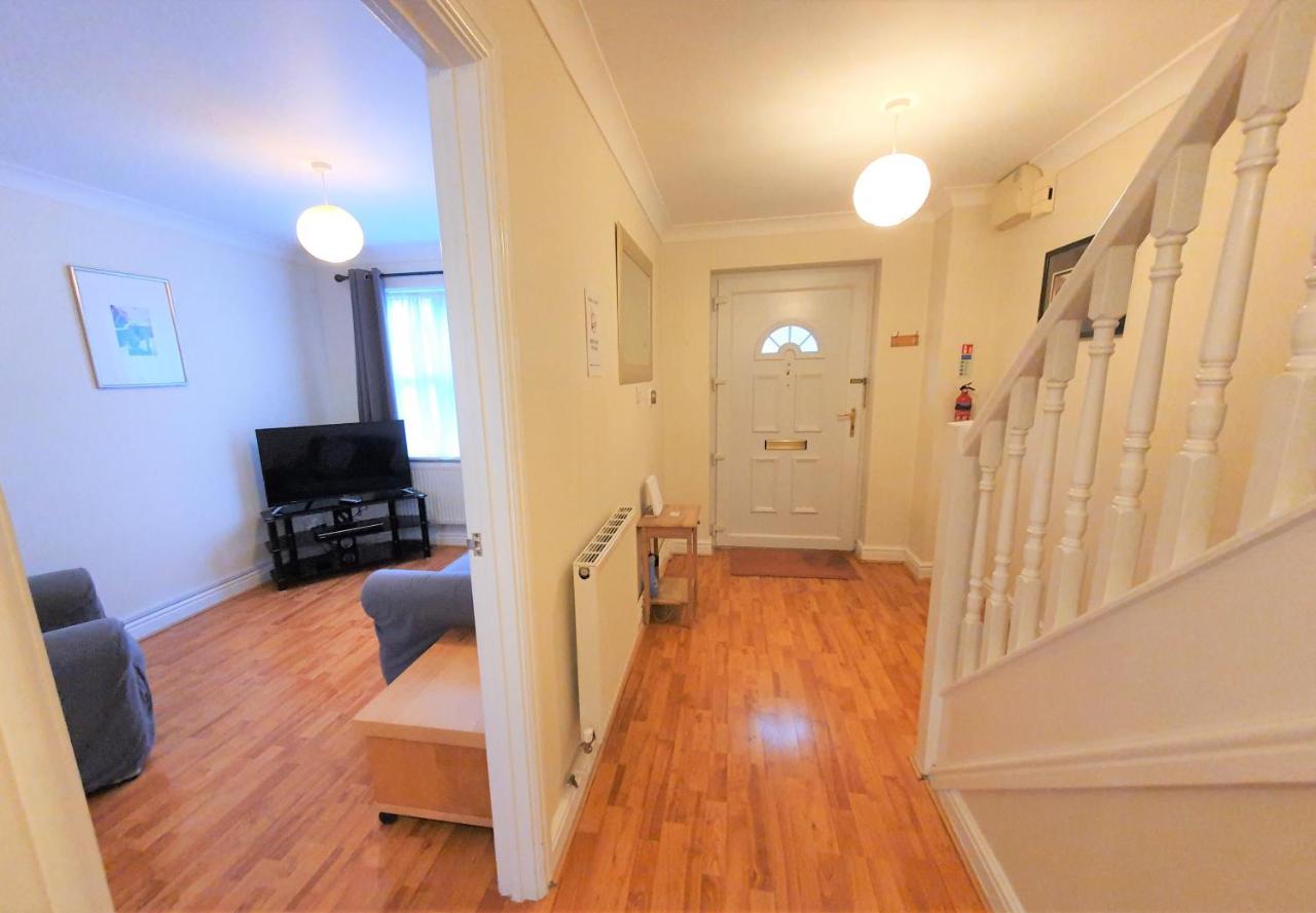 Friars Walk With 2 Bedrooms, 2 Bathrooms, Fast Wi-fi And Private Parking Holiday home Sittingbourne