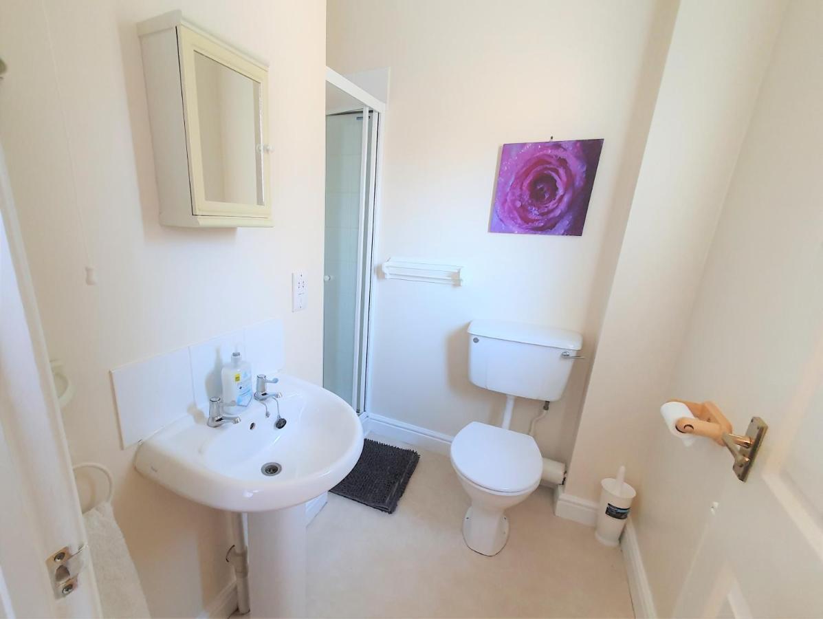 Friars Walk With 2 Bedrooms, 2 Bathrooms, Fast Wi-fi And Private Parking * Sittingbourne